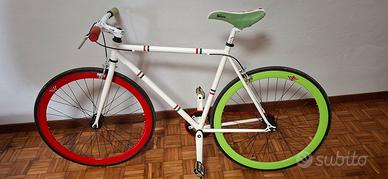 bicicletta da pista scatto fisso
