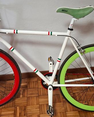 bicicletta da pista scatto fisso