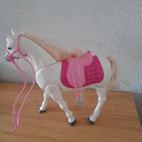 cavallo che cammina e nitrisce bianco rosa