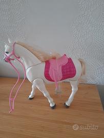 cavallo che cammina e nitrisce bianco rosa