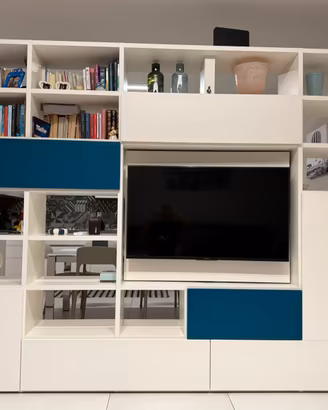 Mobile libreria bifacciale con TV girevole a 180’
