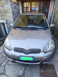 Toyota Yaris con i 4 pneumatici nuovi
