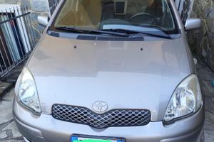 Toyota Yaris con i 4 pneumatici nuovi