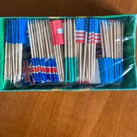 Stuzzicadenti con bandiere per panini
