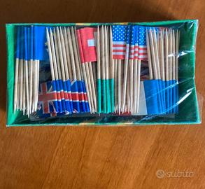 Stuzzicadenti con bandiere per panini