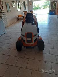 Trattorino per tagliare l'erba
