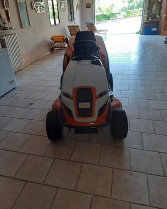 Trattorino per tagliare l'erba