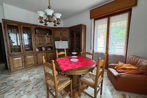 Quadrilocale con box, taverna, cantina e giardino