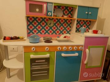 Cucina in legno giocattolo