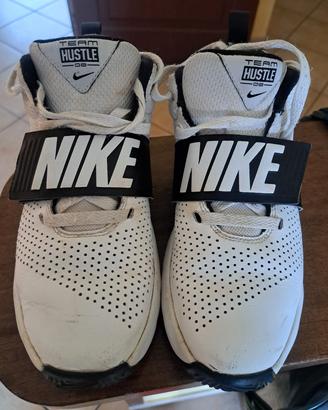 Scarpe nike team hustle num.38