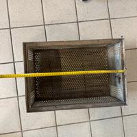 Cassetta in ferro forata con manigle