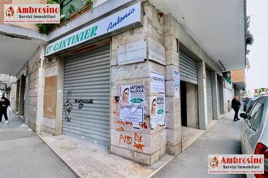 NEGOZIO LOCALE COMMERCIALE A NAPOLI VIA CAPECELATR