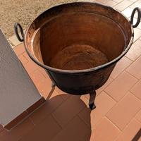 antico calderone in rame con treppiedi in ferro 