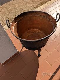 antico calderone in rame con treppiedi in ferro 