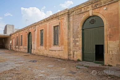 Palazzo / Stabile di 487 m² con più di 5 locali a 