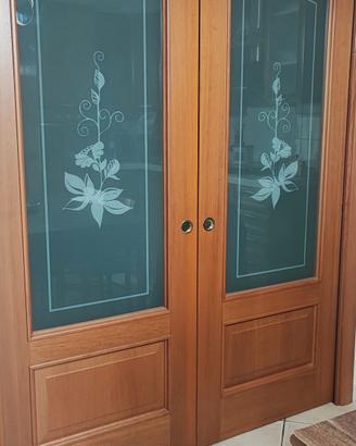 porta a scrigno di colore ciliegio 
