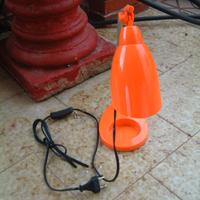 Lampada da tavolo color arancio