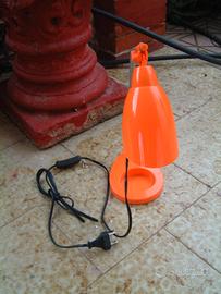 Lampada da tavolo color arancio