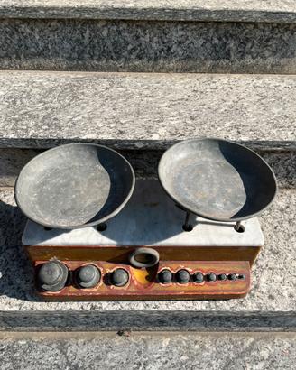 Bilancia vintage a due piatti