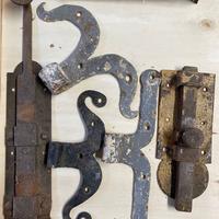 Chiavistelli e cerniere antiche