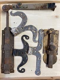 Chiavistelli e cerniere antiche