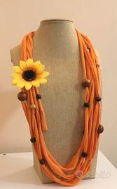 Collana in tessuto arancione