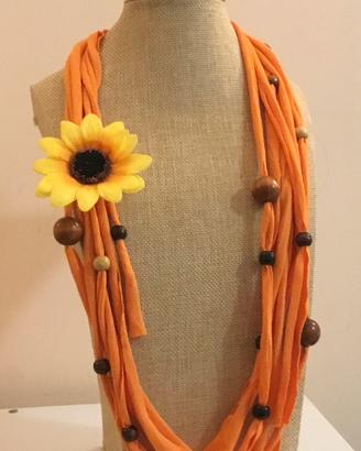 Collana in tessuto arancione
