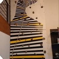 parete arrampicata dipinta a mano