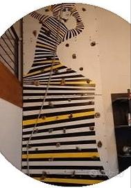 parete arrampicata dipinta a mano