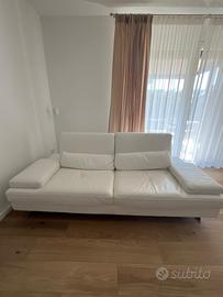 Divano in pelle bianco come nuovo usato pochissimo