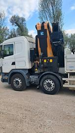 Scania con gru