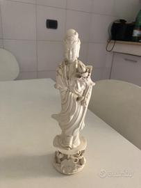 Statuina in porcellana bianca Fior di loto