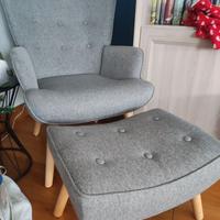 Poltrona scandinava con pouf grigio e legno