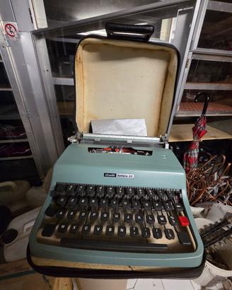 macchina da scrivere Olivetti 32