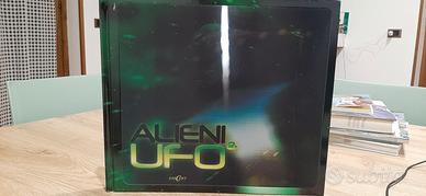 Alieni e UFO. Libro pop-up. Ediz. illustrata