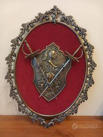 Scudo ornamentale vintage in ottone
