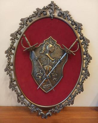 Scudo ornamentale vintage in ottone