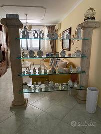 Colonna di travertino con capitello