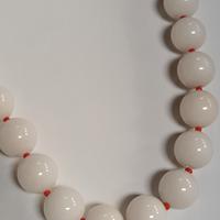 Collana con perle bianche in vetro 