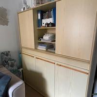 Letto a scomoarsa con credenza sovrapposta