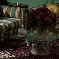 Coppia Divani in tessuto damascato.