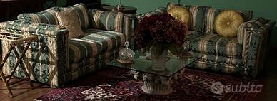 Coppia Divani in tessuto damascato.