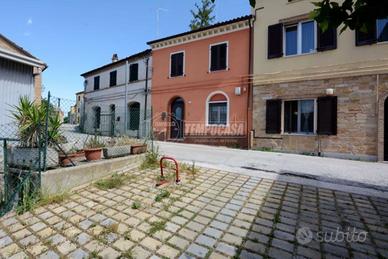 Cielo terra nel cuore del centro storico di Camera