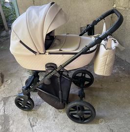 Passeggino bianco di pelle