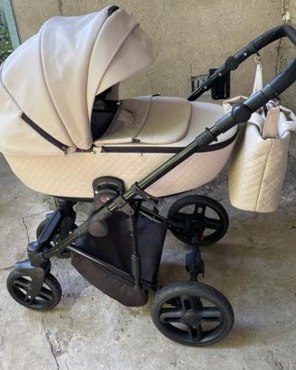 Passeggino bianco di pelle