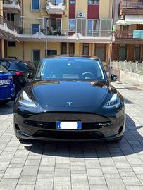 Tesla model Y anno 2024 gancio traino 21.000 km