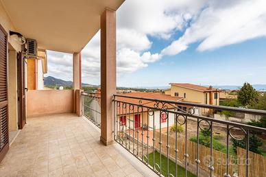 Villetta su due livelli con terrazze e giardino