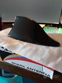 Antenna universale a pinna