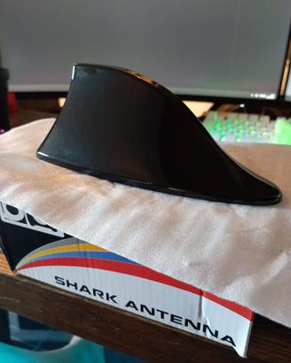 Antenna universale a pinna