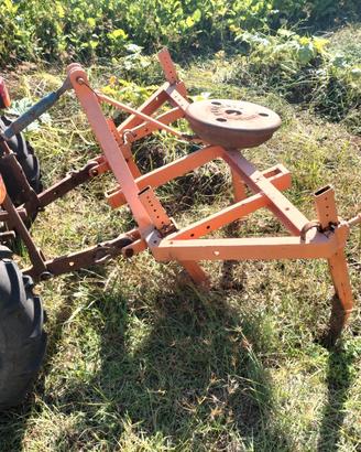 Trattore Goldoni con attrezzi
